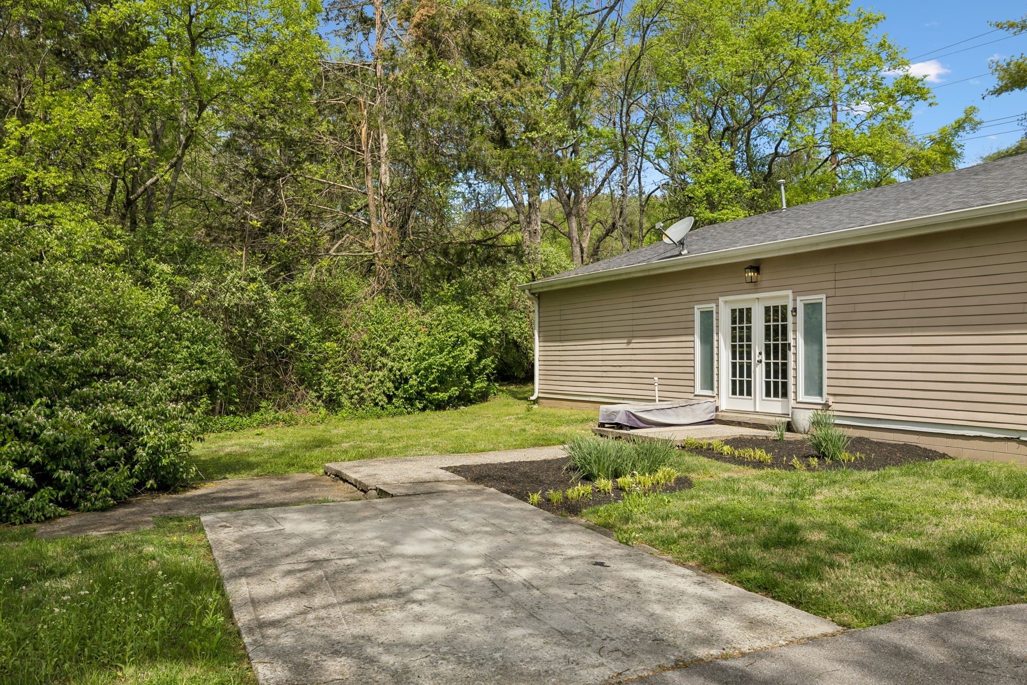 Rear exterior and side yard at 1307 Old Hickory Boulevard, Brentwood TN